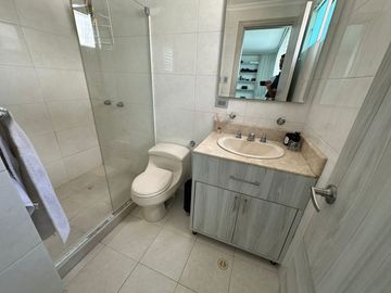 Casa de conjunto en venta! 4 habitaciones con baño y estudio con medio baño. Conjunto con piscina.