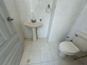 Casa de conjunto en venta! 4 habitaciones con baño y estudio con medio baño. Conjunto con piscina.