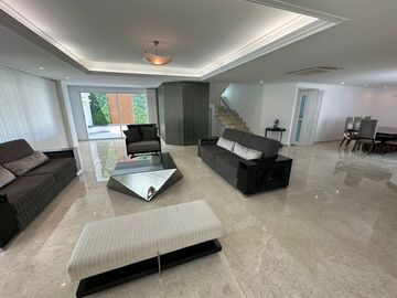 Casa de conjunto en venta! 4 habitaciones con baño y estudio con medio baño. Conjunto con piscina.