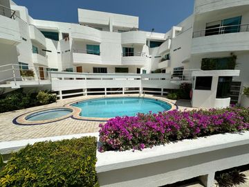 Casa de conjunto en venta! 4 habitaciones con baño y estudio con medio baño. Conjunto con piscina.