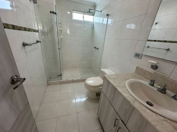 Casa de conjunto en venta! 4 habitaciones con baño y estudio con medio baño. Conjunto con piscina.
