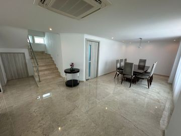 Casa de conjunto en venta! 4 habitaciones con baño y estudio con medio baño. Conjunto con piscina.