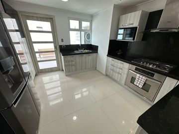 Casa de conjunto en venta! 4 habitaciones con baño y estudio con medio baño. Conjunto con piscina.