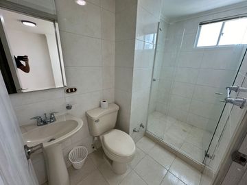 Casa de conjunto en venta! 4 habitaciones con baño y estudio con medio baño. Conjunto con piscina.