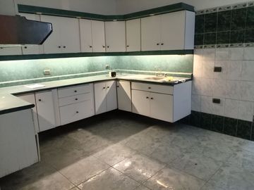 VENTA DE CASA, 226 M2, 4 DORMITORIOS, JARDIN, 2 PISOS, 3 BAÑOS