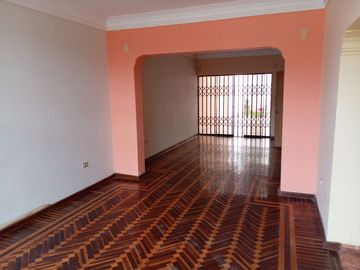 VENTA DE CASA, 226 M2, 4 DORMITORIOS, JARDIN, 2 PISOS, 3 BAÑOS