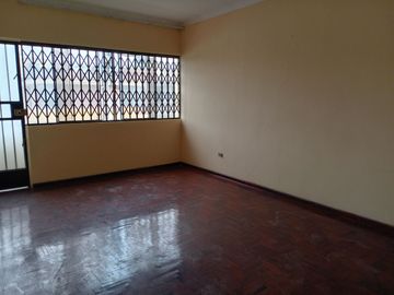 VENTA DE CASA, 226 M2, 4 DORMITORIOS, JARDIN, 2 PISOS, 3 BAÑOS