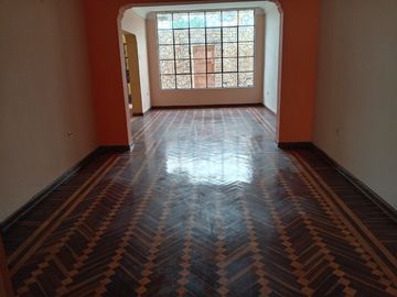 VENTA DE CASA, 226 M2, 4 DORMITORIOS, JARDIN, 2 PISOS, 3 BAÑOS