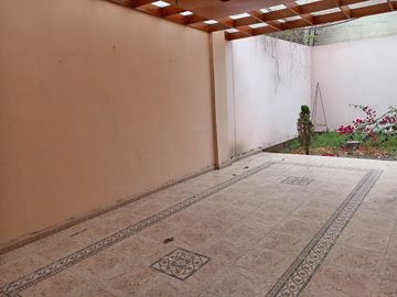 VENTA DE CASA, 226 M2, 4 DORMITORIOS, JARDIN, 2 PISOS, 3 BAÑOS