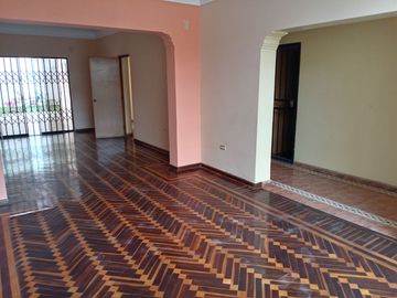 VENTA DE CASA, 226 M2, 4 DORMITORIOS, JARDIN, 2 PISOS, 3 BAÑOS