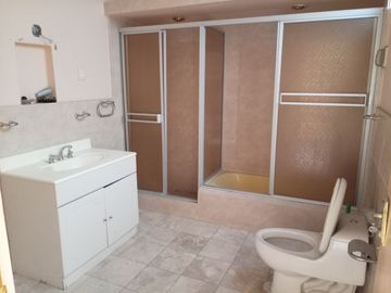 VENTA DE CASA, 226 M2, 4 DORMITORIOS, JARDIN, 2 PISOS, 3 BAÑOS
