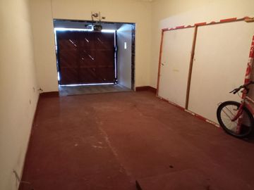 VENTA DE CASA, 226 M2, 4 DORMITORIOS, JARDIN, 2 PISOS, 3 BAÑOS