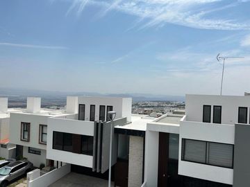 VENTA EXCLUSIVA CASA DE AUTOR, UBICADA EN ESQUINA, CON EXCEDENTE TERRENO, ESPECTACULAR VISTA  EN ZIBATÁ-QUERÉTARO JF