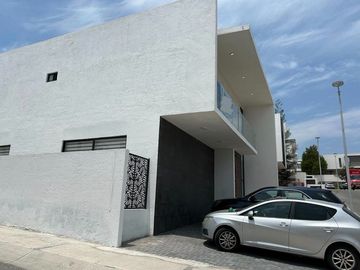 VENTA EXCLUSIVA CASA DE AUTOR, UBICADA EN ESQUINA, CON EXCEDENTE TERRENO, ESPECTACULAR VISTA  EN ZIBATÁ-QUERÉTARO JF