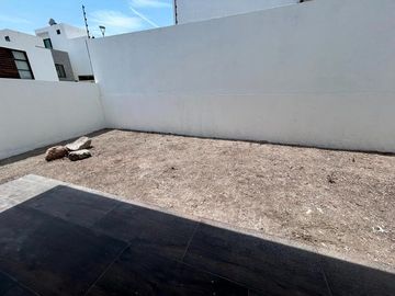 VENTA EXCLUSIVA CASA DE AUTOR, UBICADA EN ESQUINA, CON EXCEDENTE TERRENO, ESPECTACULAR VISTA  EN ZIBATÁ-QUERÉTARO JF