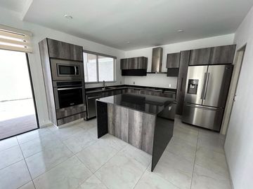 VENTA EXCLUSIVA CASA DE AUTOR, UBICADA EN ESQUINA, CON EXCEDENTE TERRENO, ESPECTACULAR VISTA  EN ZIBATÁ-QUERÉTARO JF