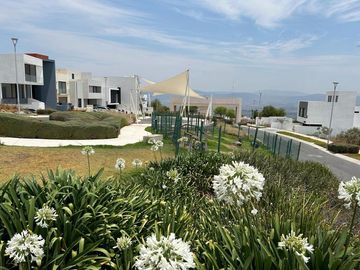 VENTA EXCLUSIVA CASA DE AUTOR, UBICADA EN ESQUINA, CON EXCEDENTE TERRENO, ESPECTACULAR VISTA  EN ZIBATÁ-QUERÉTARO JF