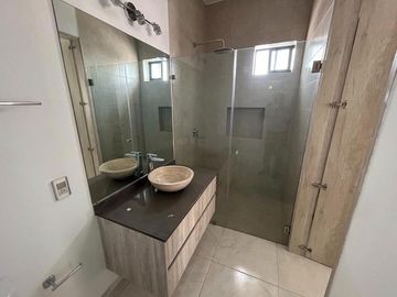 VENTA EXCLUSIVA CASA DE AUTOR, UBICADA EN ESQUINA, CON EXCEDENTE TERRENO, ESPECTACULAR VISTA  EN ZIBATÁ-QUERÉTARO JF