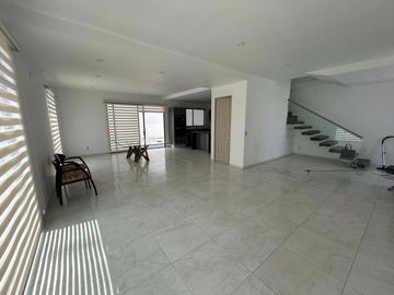 VENTA EXCLUSIVA CASA DE AUTOR, UBICADA EN ESQUINA, CON EXCEDENTE TERRENO, ESPECTACULAR VISTA  EN ZIBATÁ-QUERÉTARO JF