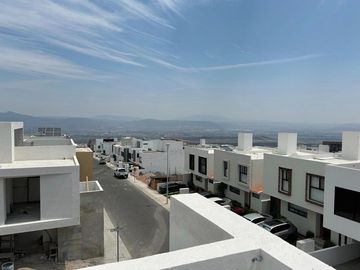 VENTA EXCLUSIVA CASA DE AUTOR, UBICADA EN ESQUINA, CON EXCEDENTE TERRENO, ESPECTACULAR VISTA  EN ZIBATÁ-QUERÉTARO JF
