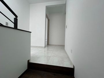 VENTA EXCLUSIVA CASA DE AUTOR, UBICADA EN ESQUINA, CON EXCEDENTE TERRENO, ESPECTACULAR VISTA  EN ZIBATÁ-QUERÉTARO JF