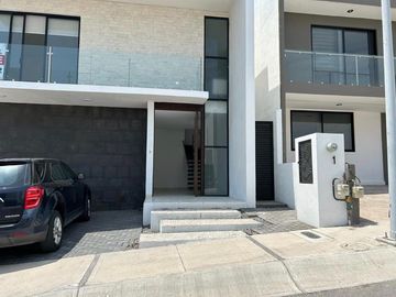 VENTA EXCLUSIVA CASA DE AUTOR, UBICADA EN ESQUINA, CON EXCEDENTE TERRENO, ESPECTACULAR VISTA  EN ZIBATÁ-QUERÉTARO JF
