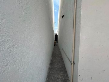 VENTA EXCLUSIVA CASA DE AUTOR, UBICADA EN ESQUINA, CON EXCEDENTE TERRENO, ESPECTACULAR VISTA  EN ZIBATÁ-QUERÉTARO JF