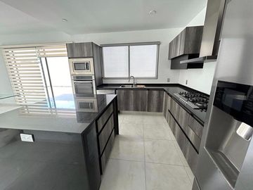 VENTA EXCLUSIVA CASA DE AUTOR, UBICADA EN ESQUINA, CON EXCEDENTE TERRENO, ESPECTACULAR VISTA  EN ZIBATÁ-QUERÉTARO JF