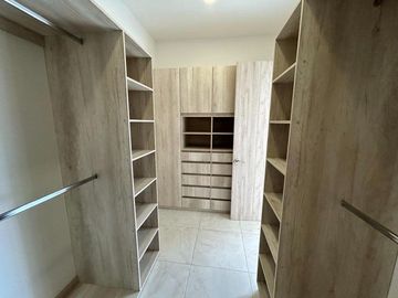 VENTA EXCLUSIVA CASA DE AUTOR, UBICADA EN ESQUINA, CON EXCEDENTE TERRENO, ESPECTACULAR VISTA  EN ZIBATÁ-QUERÉTARO JF