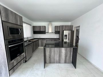 VENTA EXCLUSIVA CASA DE AUTOR, UBICADA EN ESQUINA, CON EXCEDENTE TERRENO, ESPECTACULAR VISTA  EN ZIBATÁ-QUERÉTARO JF