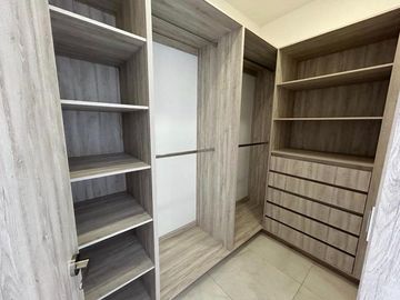 VENTA EXCLUSIVA CASA DE AUTOR, UBICADA EN ESQUINA, CON EXCEDENTE TERRENO, ESPECTACULAR VISTA  EN ZIBATÁ-QUERÉTARO JF