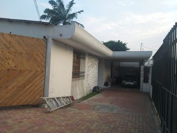DE OPORTUNIDAD - CASA EN LOMAS DE URDESA  - GUAYAQUIL