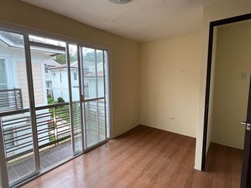 Tagaytay Hampton Villas near Picnic Grove For Bidding