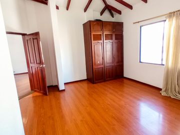 CASA DE VENTA EN PONCEANO, NORTE DE QUITO.