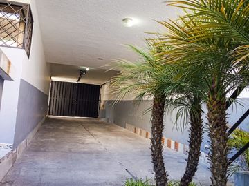 CASA DE VENTA EN PONCEANO, NORTE DE QUITO.