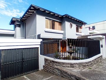 CASA DE VENTA EN PONCEANO, NORTE DE QUITO.