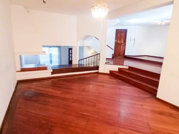 CASA DE VENTA EN PONCEANO, NORTE DE QUITO.