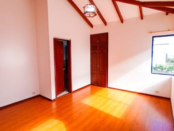 CASA DE VENTA EN PONCEANO, NORTE DE QUITO.