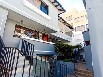 CASA DE VENTA EN PONCEANO, NORTE DE QUITO.