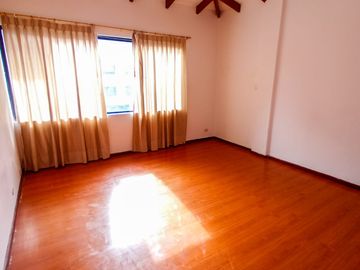 CASA DE VENTA EN PONCEANO, NORTE DE QUITO.