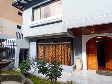 CASA DE VENTA EN PONCEANO, NORTE DE QUITO.