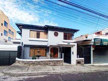 CASA DE VENTA EN PONCEANO, NORTE DE QUITO.