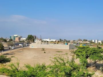VENTA: AMPLIO LOCAL COMERCIAL Y CASA – CARR. A PIMENTEL