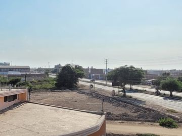 VENTA: AMPLIO LOCAL COMERCIAL Y CASA – CARR. A PIMENTEL