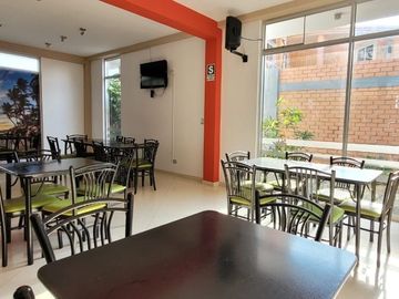 VENTA: AMPLIO LOCAL COMERCIAL Y CASA – CARR. A PIMENTEL