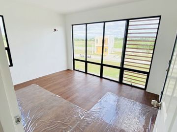 4BR Single-Attached House and lot near SM Tanza, near CAVITEX Manila