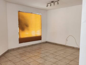 Casa en renta con cuarto de servicio centro sur