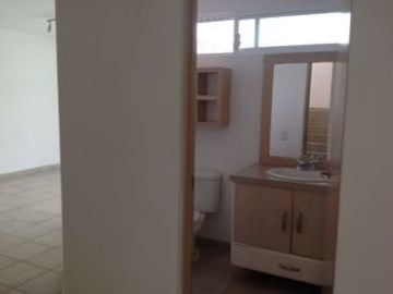 Casa en renta con cuarto de servicio centro sur