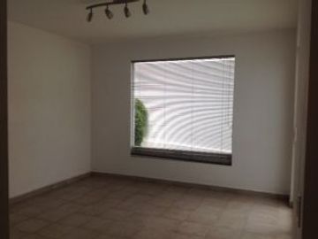 Casa en renta con cuarto de servicio centro sur