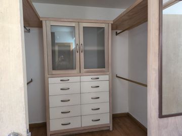 Casa en renta con cuarto de servicio centro sur
